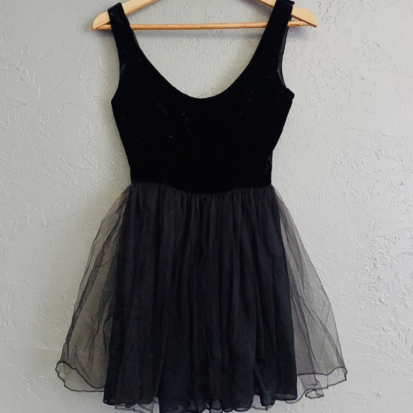henri bendel Dresses & Skirts - 🖤Gorgeous crushed velvet and tutu style dress🖤